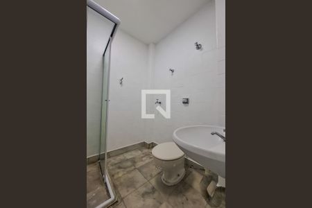 Banheiro de kitnet/studio para alugar com 1 quarto, 40m² em Liberdade, São Paulo