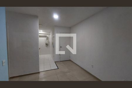 Sala de apartamento para alugar com 2 quartos, 40m² em Cerâmica, Nova Iguaçu