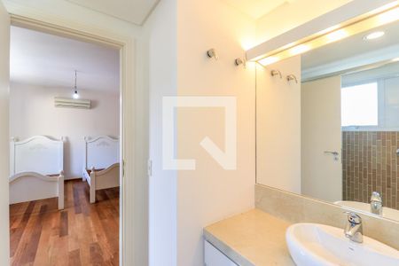 Casa de condomínio para alugar com 227m², 4 quartos e 4 vagasBanheiro da Suíte 2