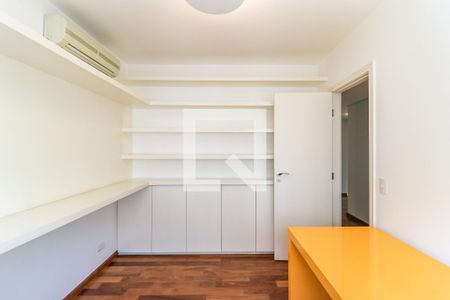 Casa de condomínio para alugar com 227m², 4 quartos e 4 vagasEscritório