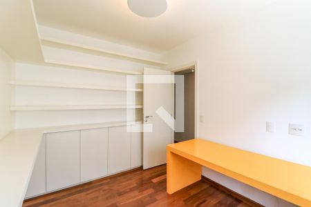 Casa de condomínio para alugar com 227m², 4 quartos e 4 vagasEscritório