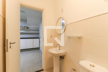 Casa de condomínio para alugar com 227m², 4 quartos e 4 vagasBanheiro de Serviço