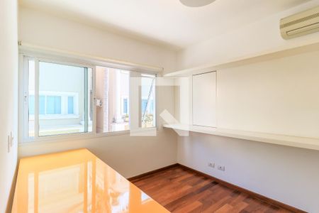 Casa de condomínio para alugar com 227m², 4 quartos e 4 vagasEscritório