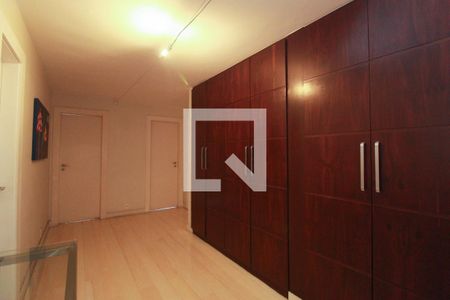 Apartamento à venda com 235m², 4 quartos e 1 vagaCorredor de acesso