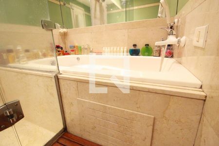 Apartamento à venda com 235m², 4 quartos e 1 vagaBanheiro da Suíte 1 - banheira