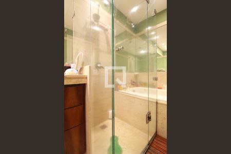 Apartamento à venda com 235m², 4 quartos e 1 vagaBanheiro da Suíte 1 - box