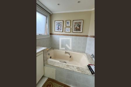 Casa de condomínio à venda com 600m², 5 quartos e 7 vagasBanheiro da Suíte 4