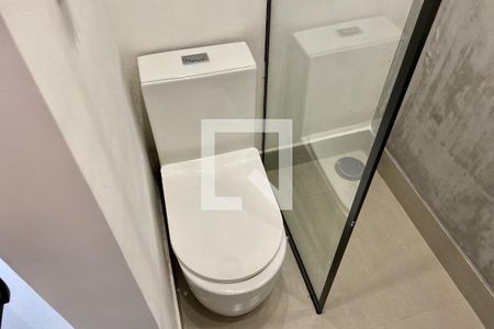 Banheiro de kitnet/studio para alugar com 1 quarto, 25m² em Santa Teresa, Rio de Janeiro