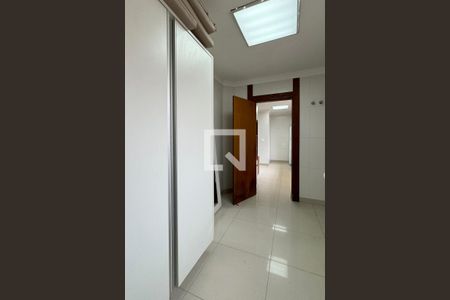 Casa de condomínio para alugar com 450m², 4 quartos e 6 vagasÁrea de Serviço