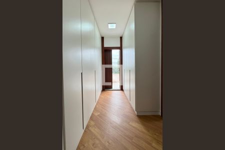 Casa de condomínio para alugar com 450m², 4 quartos e 6 vagasCloset da suíte 1