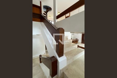 Casa de condomínio para alugar com 450m², 4 quartos e 6 vagasEscada