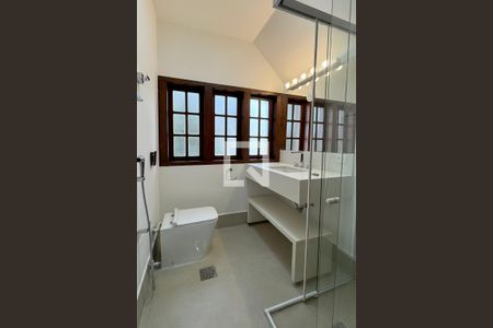 Casa de condomínio para alugar com 450m², 4 quartos e 6 vagasBanheiro Corredor