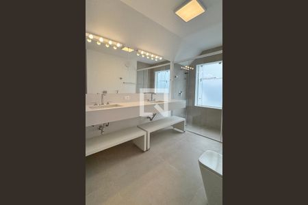 Casa de condomínio para alugar com 450m², 4 quartos e 6 vagasBanheiro da Suíte 1