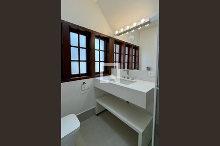 Casa de condomínio para alugar com 450m², 4 quartos e 6 vagasBanheiro Corredor