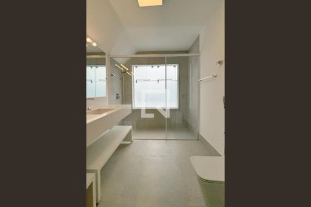 Casa de condomínio para alugar com 450m², 4 quartos e 6 vagasBanheiro da Suíte 1