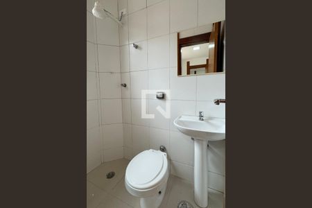 Casa de condomínio para alugar com 450m², 4 quartos e 6 vagasBanheiro de serviço