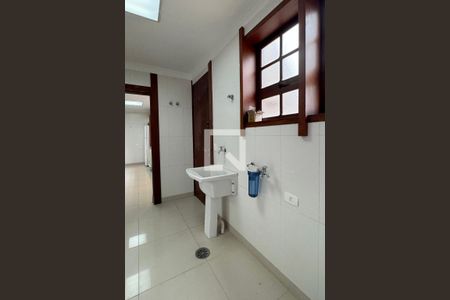 Casa de condomínio para alugar com 450m², 4 quartos e 6 vagasÁrea de Serviço