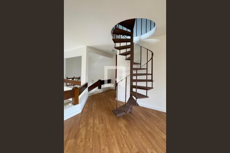 Casa de condomínio para alugar com 450m², 4 quartos e 6 vagasEscada