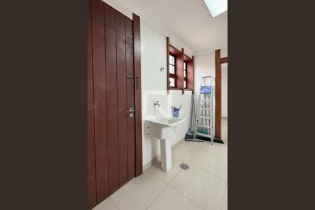 Casa de condomínio para alugar com 450m², 4 quartos e 6 vagasÁrea de Serviço