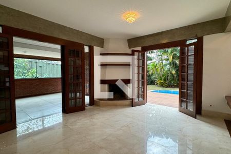 Sala de casa de condomínio para alugar com 4 quartos, 450m² em Alphaville, Santana de Parnaíba