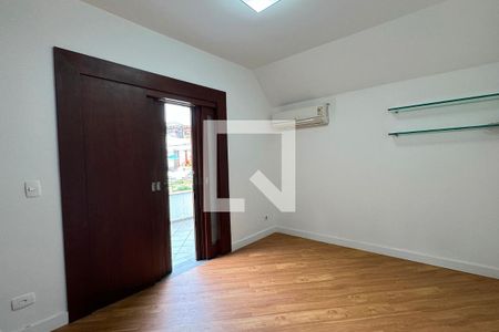 Casa de condomínio para alugar com 450m², 4 quartos e 6 vagasQuarto 4