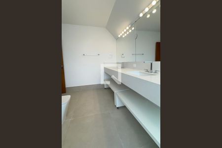 Casa de condomínio para alugar com 450m², 4 quartos e 6 vagasBanheiro da Suíte 1