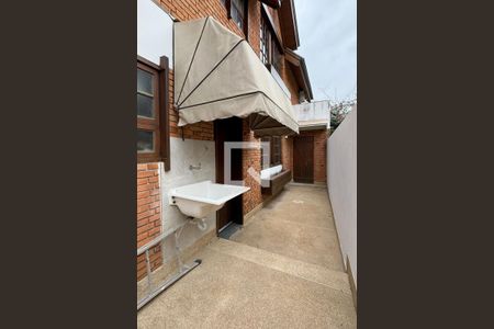 Casa de condomínio para alugar com 450m², 4 quartos e 6 vagasÁrea de Serviço