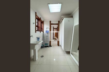 Casa de condomínio para alugar com 450m², 4 quartos e 6 vagasÁrea de Serviço