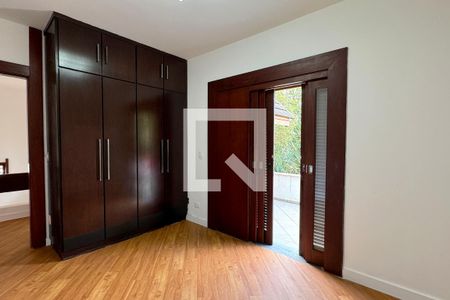 Casa de condomínio para alugar com 450m², 4 quartos e 6 vagasQuarto 4