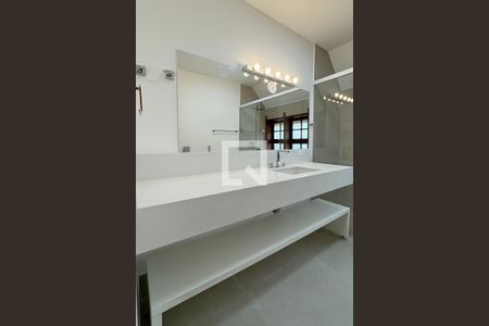 Casa de condomínio para alugar com 450m², 4 quartos e 6 vagasBanheiro da Suíte 2