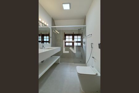 Casa de condomínio para alugar com 450m², 4 quartos e 6 vagasBanheiro da Suíte 2