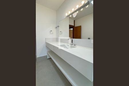 Casa de condomínio para alugar com 450m², 4 quartos e 6 vagasBanheiro da Suíte 2