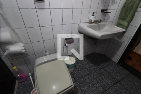 Casa à venda com 427m², 5 quartos e 4 vagasBanheiro da Suíte 1 Casa 2