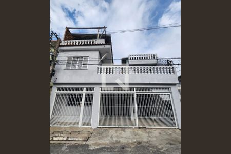 Casa à venda com 170m², 3 quartos e 2 vagas Casa à venda com 170m², 3 quartos e 2 vagasFachada