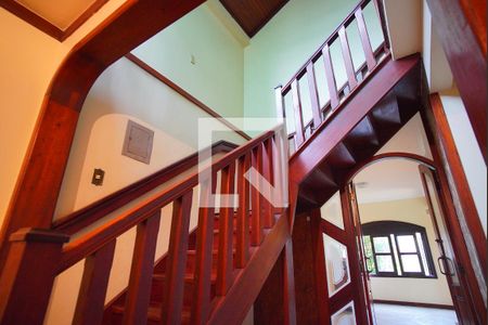 Casa para alugar com 267m², 5 quartos e 6 vagasEscada para segundo andar