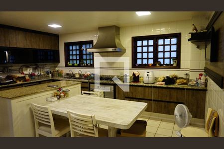 Casa de condomínio para alugar com 460m², 4 quartos e 2 vagasCozinha