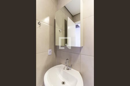 Banheiro de kitnet/studio para alugar com 1 quarto, 23m² em República, São Paulo