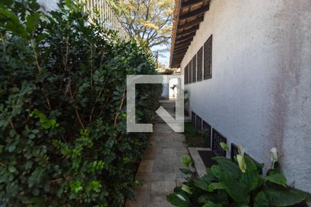 Casa à venda com 570m², 4 quartos e 4 vagasCorredor Lateral 