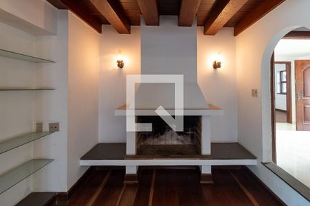 Casa à venda com 570m², 4 quartos e 4 vagasSala de estar Lareira 