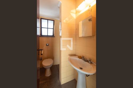 Casa à venda com 570m², 4 quartos e 4 vagasBanheiro de Serviço 1