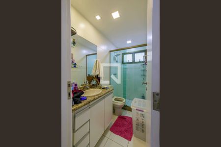 Apartamento à venda com 228m², 4 quartos e 3 vagasBanheiro da Suíte 1