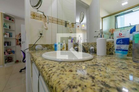 Apartamento à venda com 228m², 4 quartos e 3 vagasBanheiro da Suíte 4