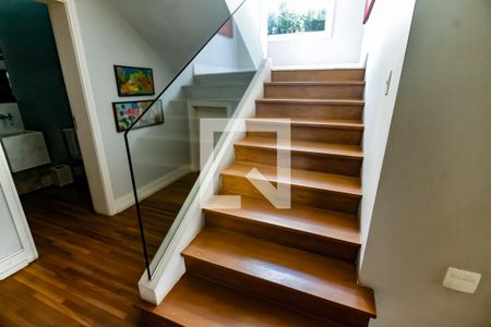 Casa para alugar com 656m², 3 quartos e 3 vagas Casa para alugar com 656m², 3 quartos e 3 vagasEscada acesso Quartos