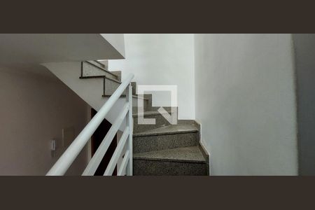 Apartamento à venda com 100m², 2 quartos e 1 vaga Apartamento à venda com 100m², 2 quartos e 1 vagaEscada