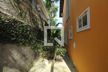 Casa à venda com 700m², 4 quartos e 4 vagasLateral esquerda da casa