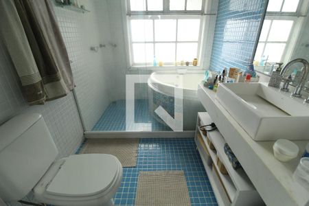 Casa à venda com 700m², 4 quartos e 4 vagasBanheiro da suíte 