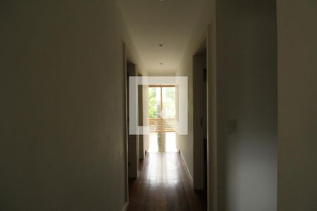 Casa à venda com 700m², 4 quartos e 4 vagasCorredor entre os quartos 