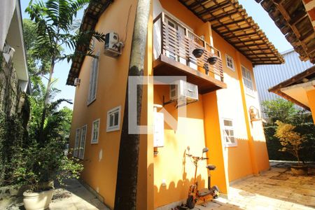 Casa à venda com 700m², 4 quartos e 4 vagasFundos da casa