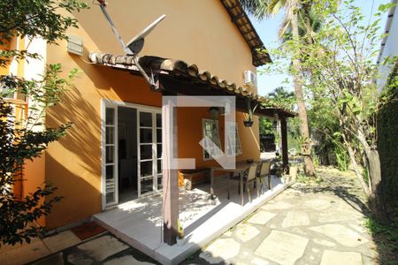 Casa à venda com 700m², 4 quartos e 4 vagasVaranda da lateral direita da casa