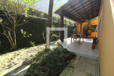 Casa à venda com 700m², 4 quartos e 4 vagasVaranda da lateral direita da casa